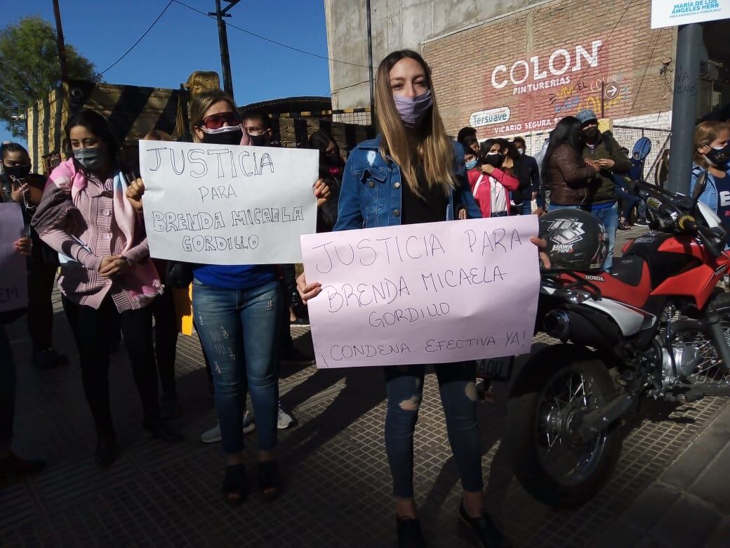 Amigos y familiares de Brenda acompañaron a su madre y pidieron justicia. 
