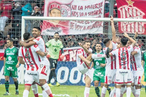Tras el pitazo final de Facundo Tello se desató la fiesta de los hinchas en las tribunas y de los futbolistas en el campo de juego.