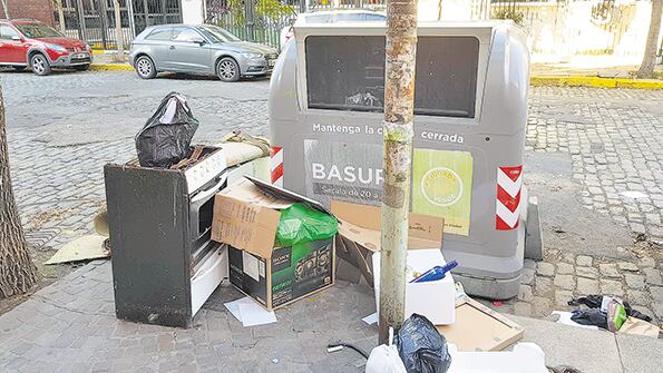 El sistema de contenedores no es malo, pero no hay campañas para usarlos bien ni son adecuados el vaciado y la limpieza.