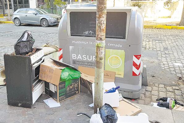 El sistema de contenedores no es malo, pero no hay campañas para usarlos bien ni son adecuados el vaciado y la limpieza.