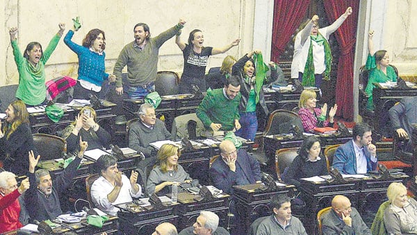 El festejo en el recinto, después de las gestiones de trastienda.