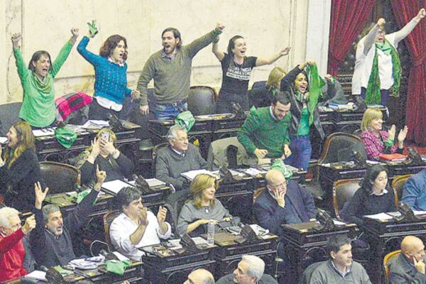 El festejo en el recinto, después de las gestiones de trastienda.