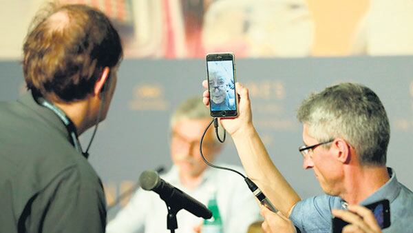 Godard se presentó en conferencia de prensa desde su casa, vía FaceTime, a través de un teléfono celular.