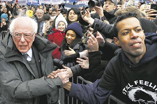 Sanders se da un baño de multitudes en Brooklyn College, Nueva York.