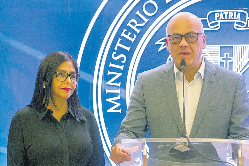 El jefe de negociadores del gobierno venezolano, Jorge Rodríguez, junto a Delcy Rodríguez en Santo Domingo.