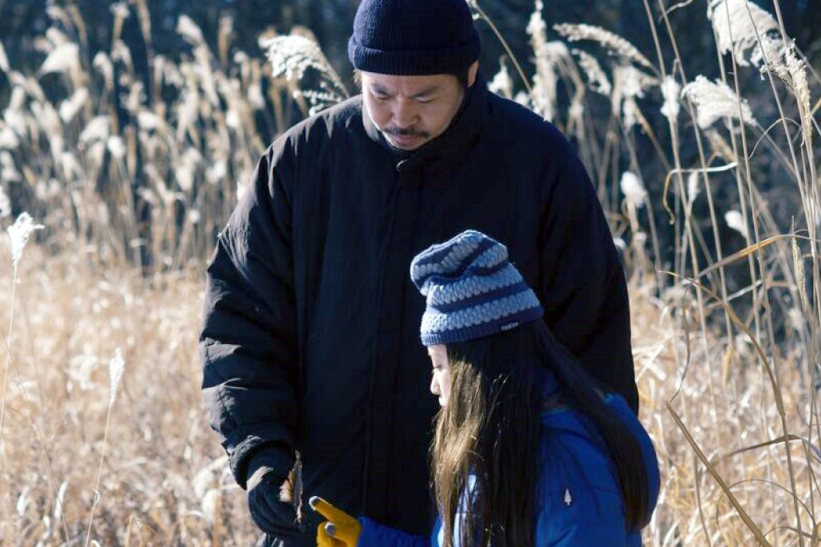 El leñador Takumi (Hitoshi Omika) y su pequeña hija Hana (Ryo Nishikawa) en "El mal no existe".