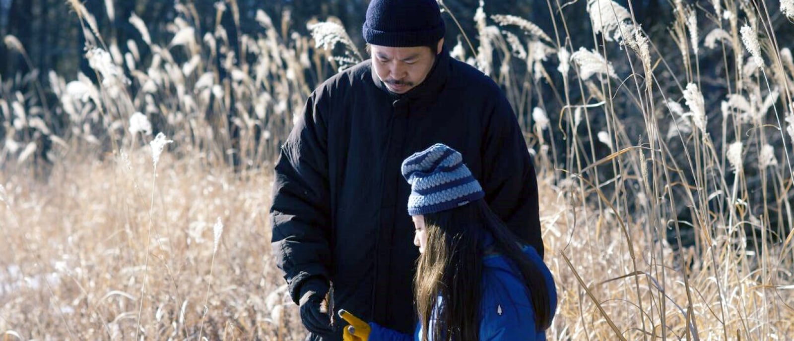El leñador Takumi (Hitoshi Omika) y su pequeña hija Hana (Ryo Nishikawa) en "El mal no existe".