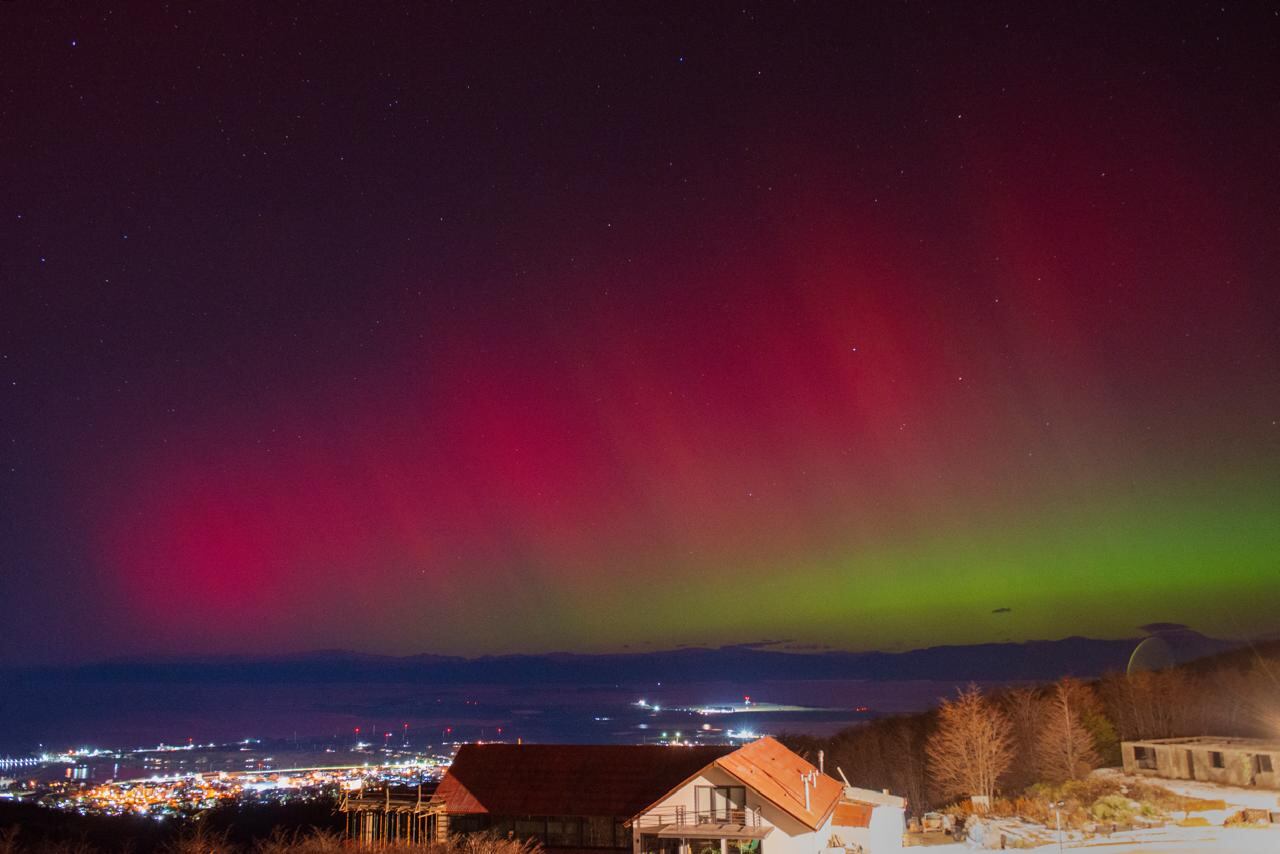 El cielo de Ushuaia, entre rojo, negro y verde