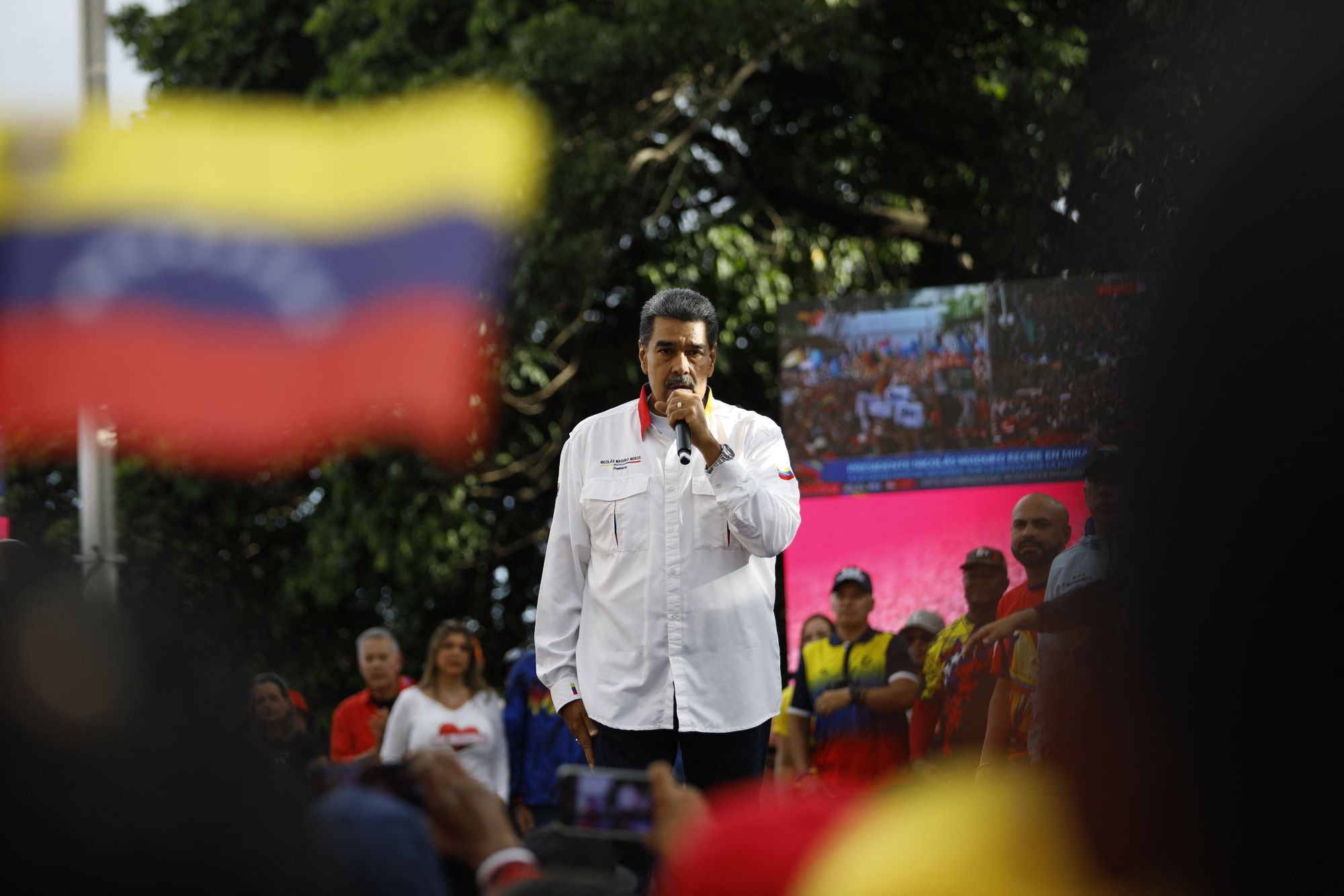 Nicolás Maduro habla delante de sus partidarios.