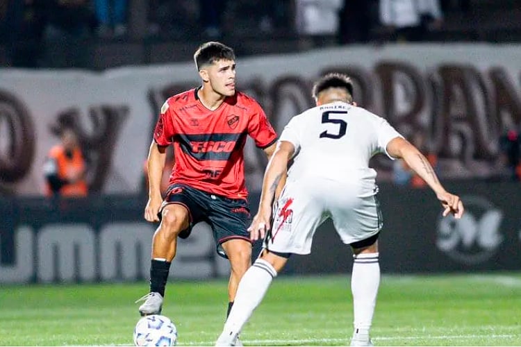 Taborda la pisa ante Ramírez; al final fue 0-0 en Vicente López