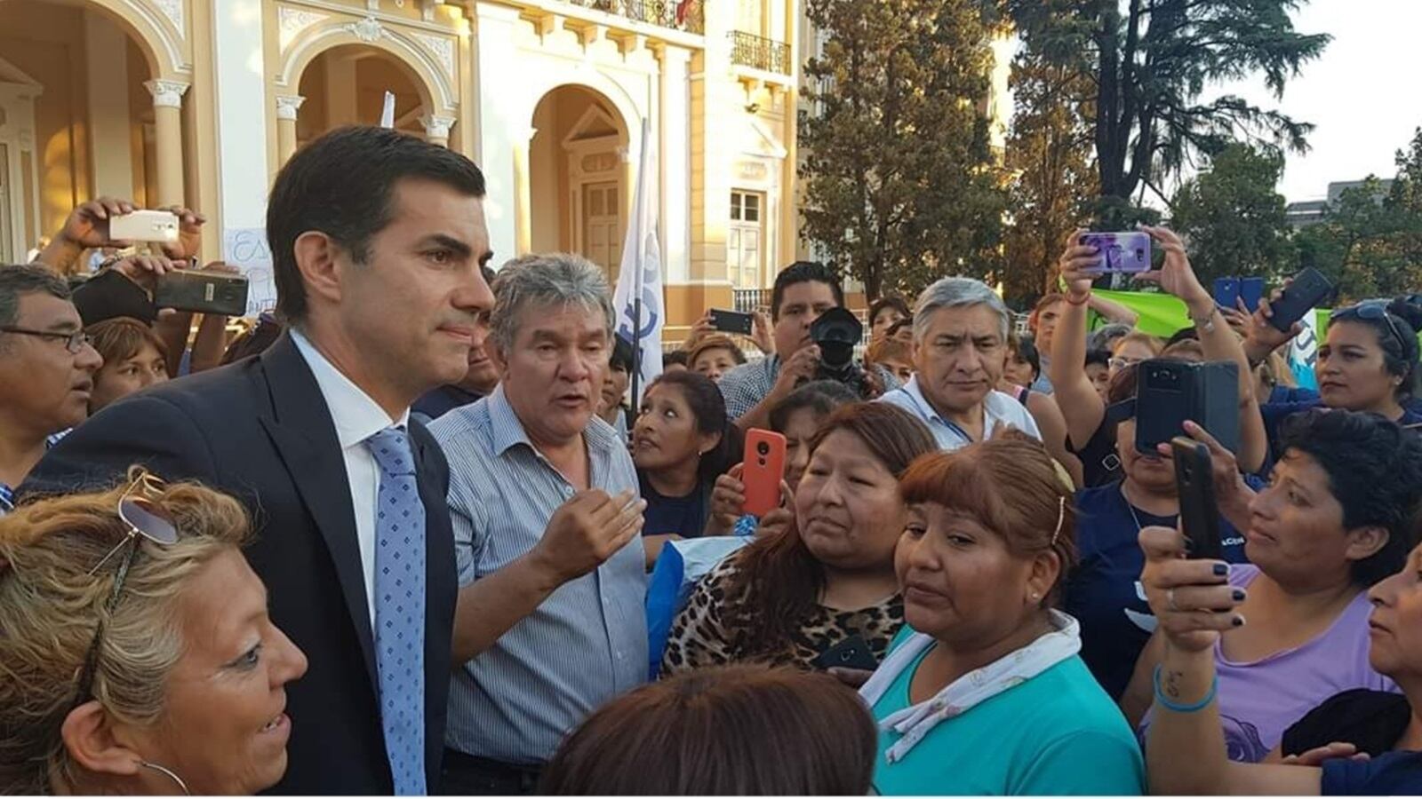 Urtubey, en diálogo con manifestantes