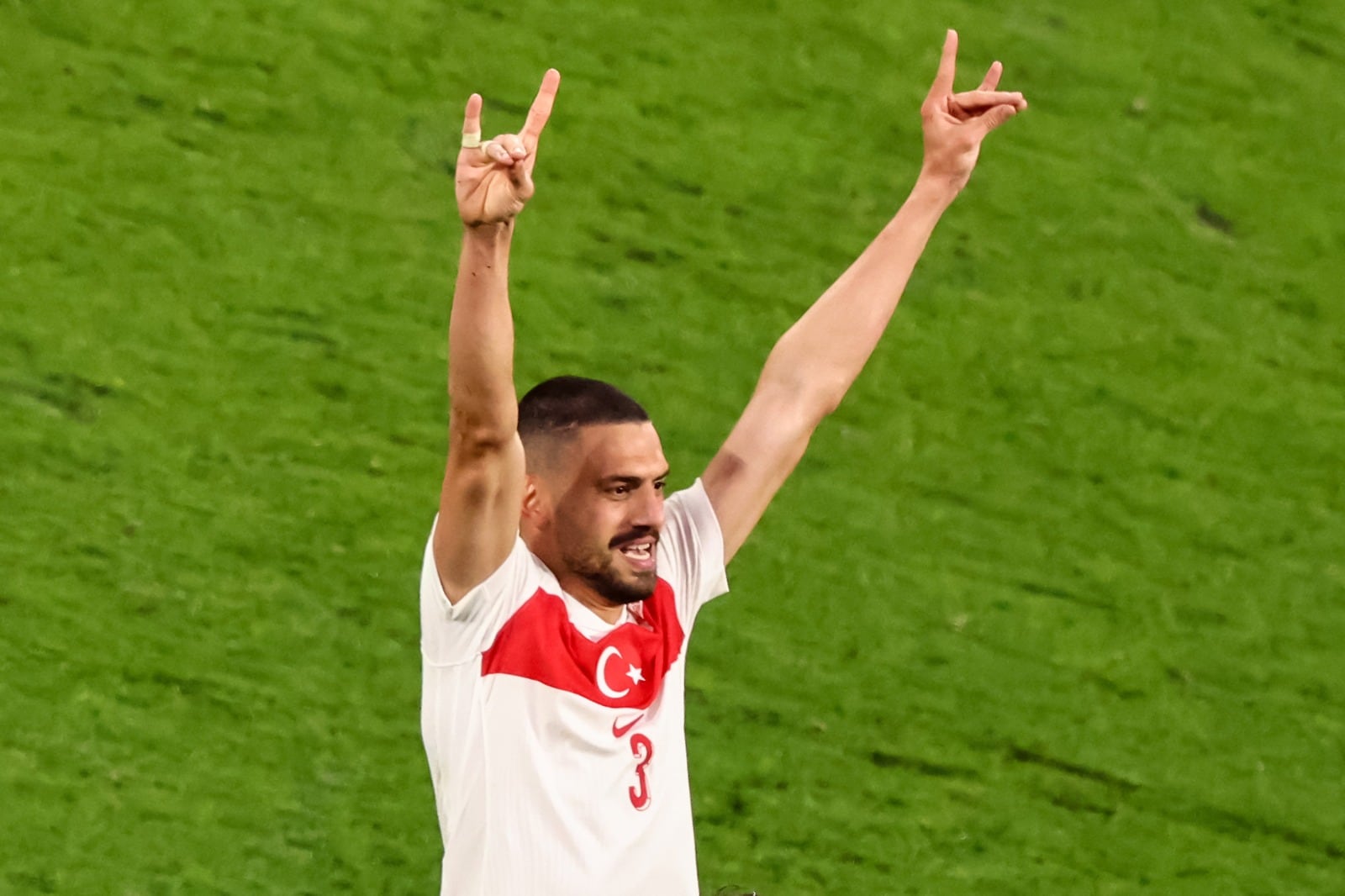 El turco Merih Demiral fue sancionado con dos partidos por la UEFA por su saludo.