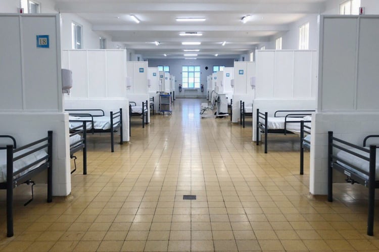 Camas para ser ocupadas por pacientes con coronavirus, en el Hospital Muñiz.
