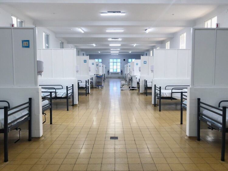 Camas para ser ocupadas por pacientes con coronavirus, en el Hospital Muñiz.