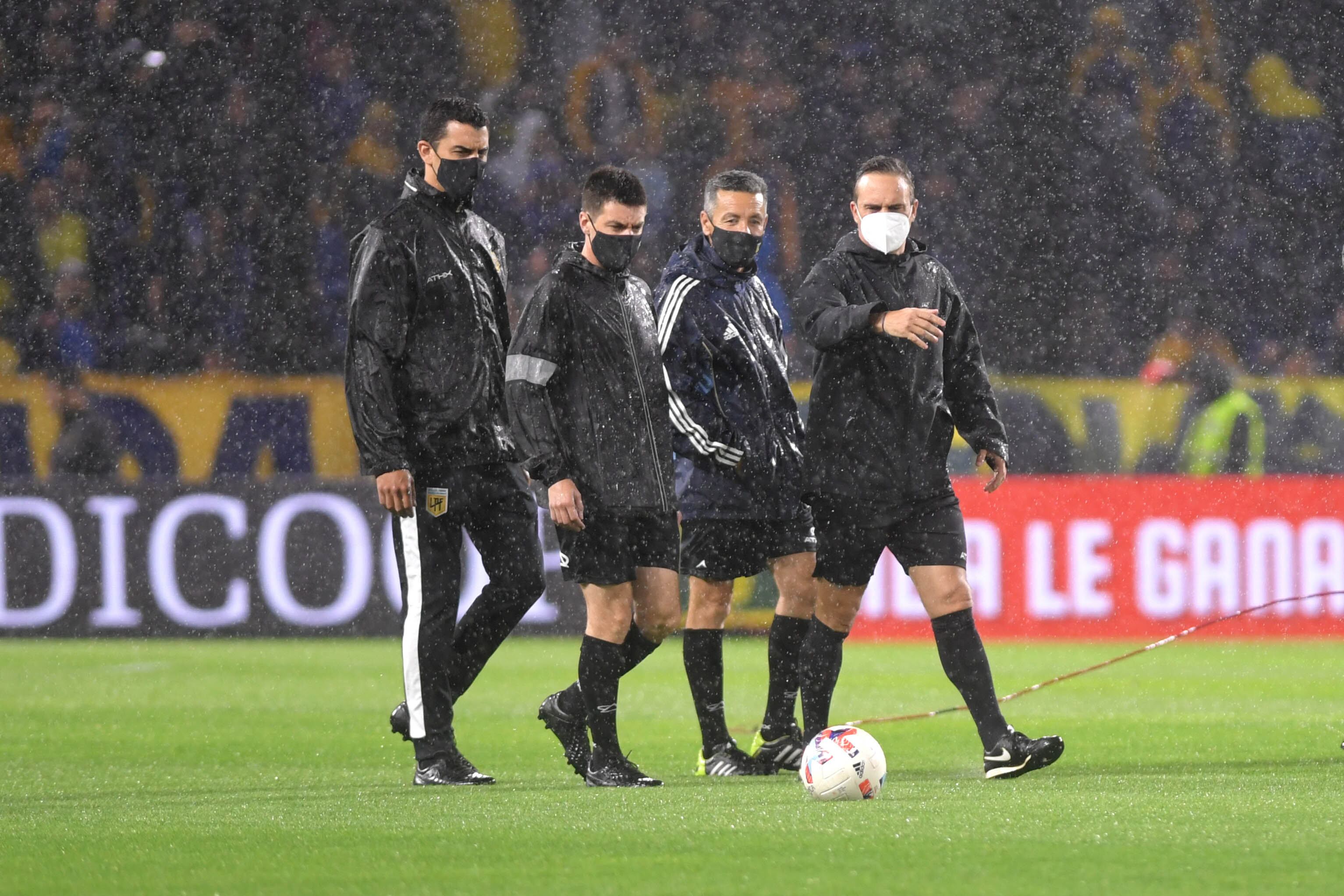Loustau y su terna consideraron que el campo de juego de La Bombonera no estaba a la altura