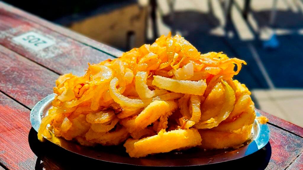 Un plato de rabas con aros de cebolla frita servido en el Santa Rita de Mar del Plata. 