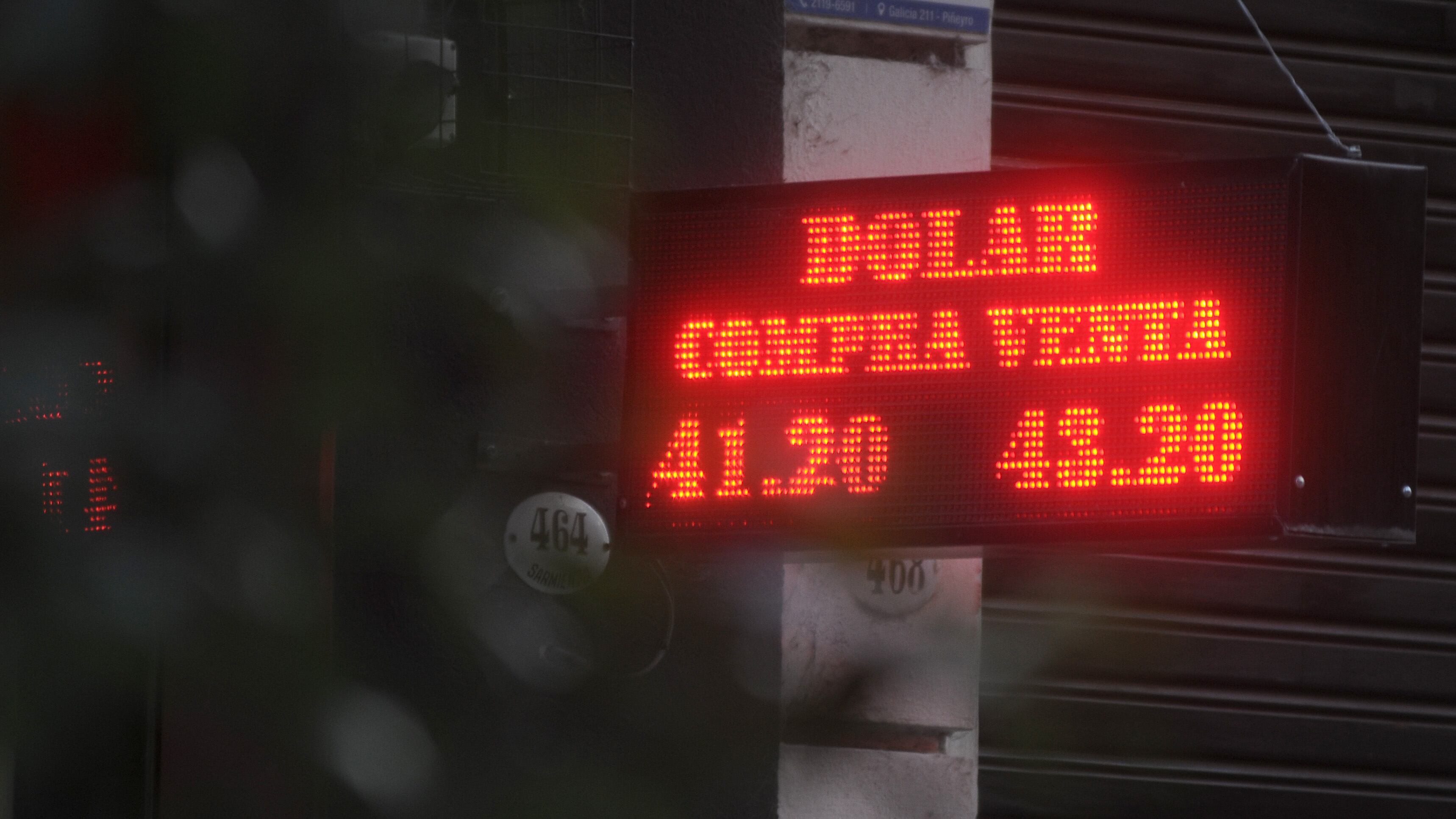 La divisa finalizó el viernes en torno a los 43 pesos en las principales casas de cambio del mercado.