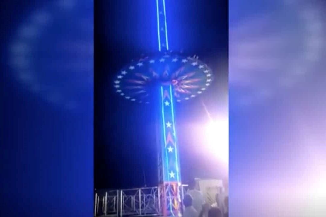 India: un video muestra la caída de una rueda giratoria en un parque de diversiones. Imagen: captura de video.