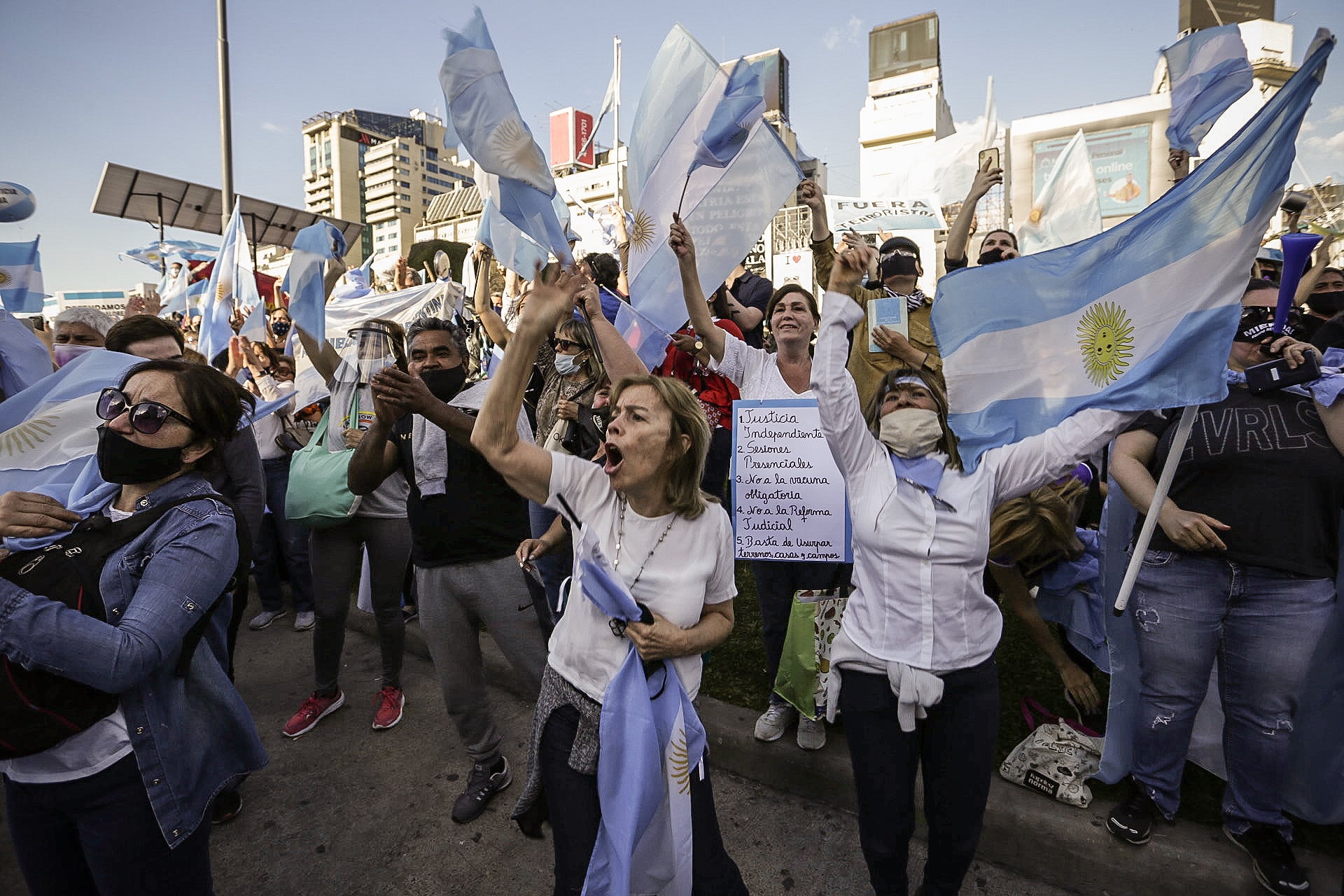 Los carteles con consignas muy diversas son ya un clásico de estas marchas.