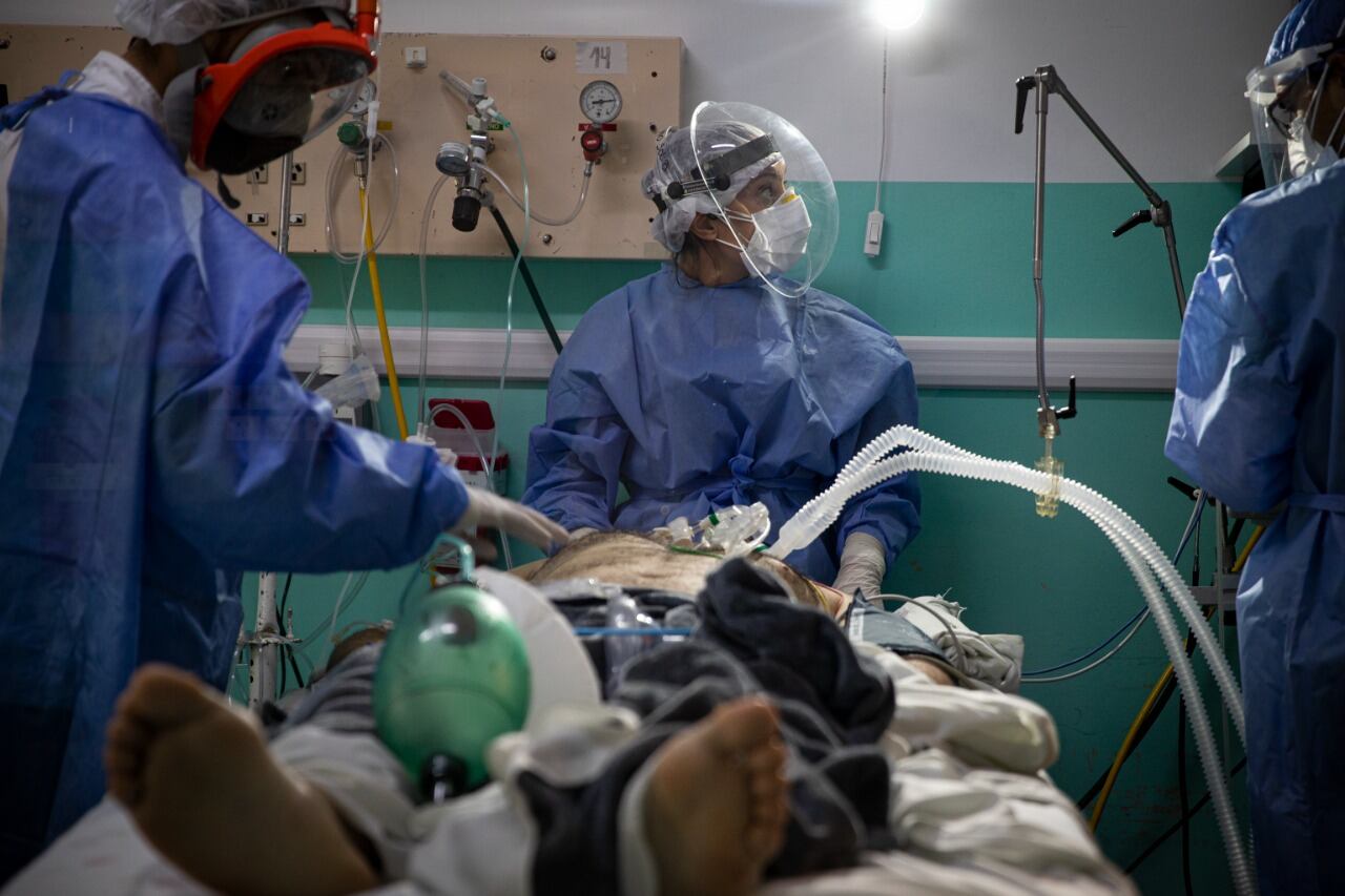 En cuanto al AMBA, en la provincia de Buenos Aires se detectaron 2.193 contagios y en la Ciudad de Buenos Aires, 705 casos positivos.