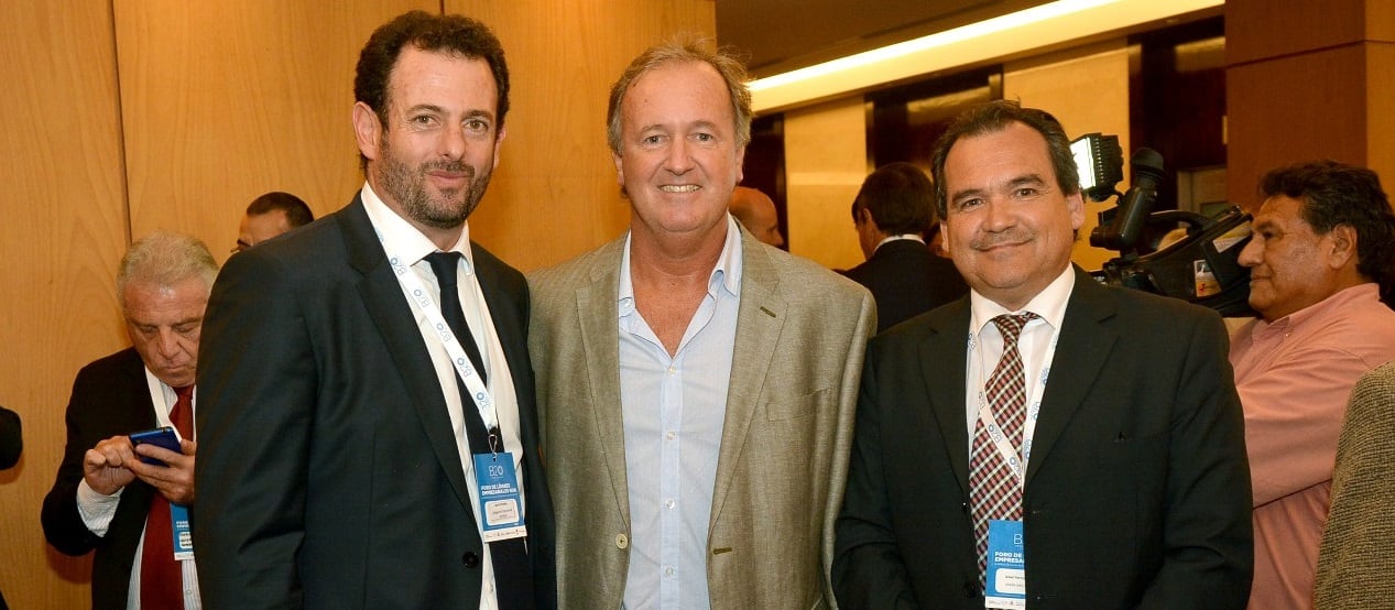 Julio Usandivaras (centro) junto a José Urtubey en un evento de la UIA