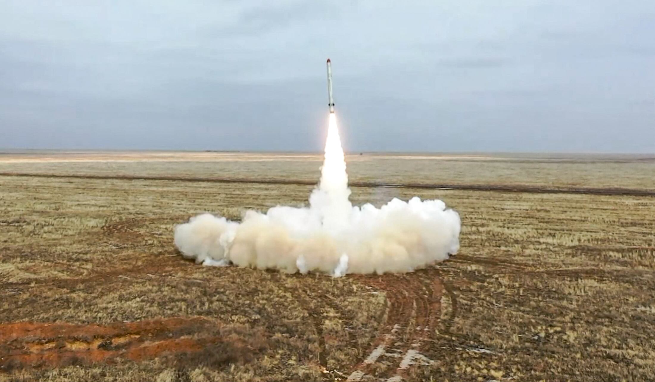 Los ejercicios implicaron disparos de misiles balísticos y de crucero, informó el Kremlin.