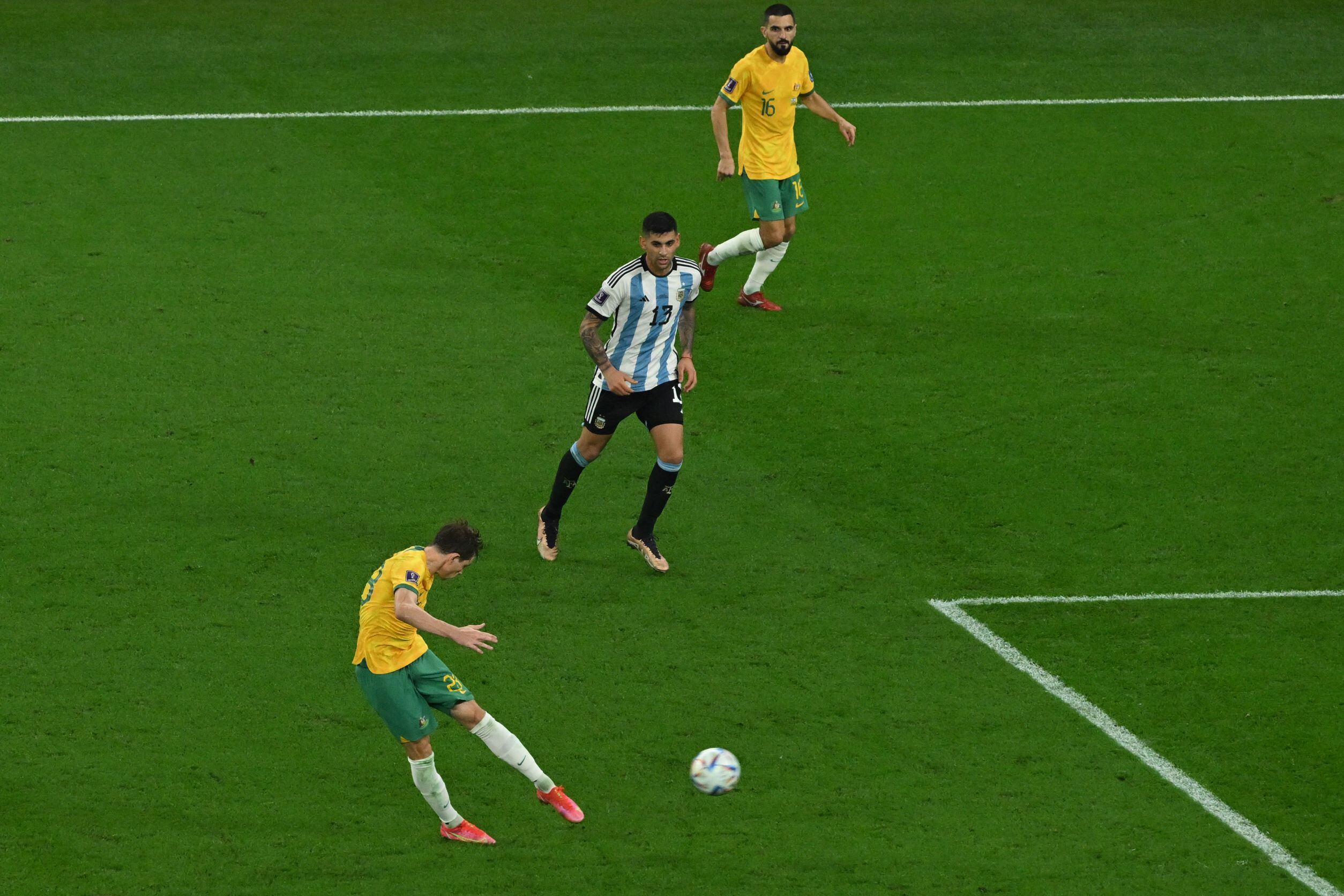 El delantero australiano Craig Goodwin descolocó al arquero argentino Emiliano Martínez con un potente remate.