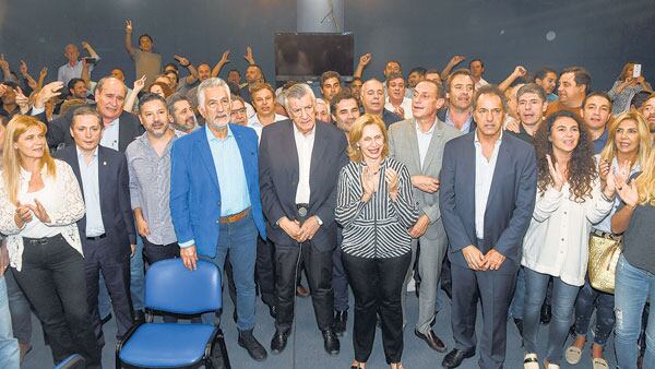 José Luis Gioja se reunió con más de 70 dirigentes de todo el país que le transmitieron su respaldo.