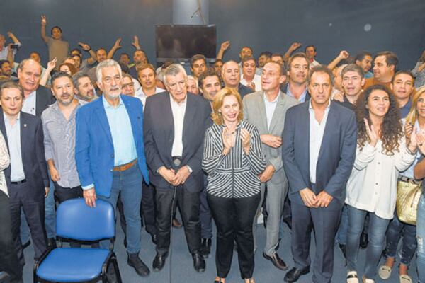 José Luis Gioja se reunió con más de 70 dirigentes de todo el país que le transmitieron su respaldo.