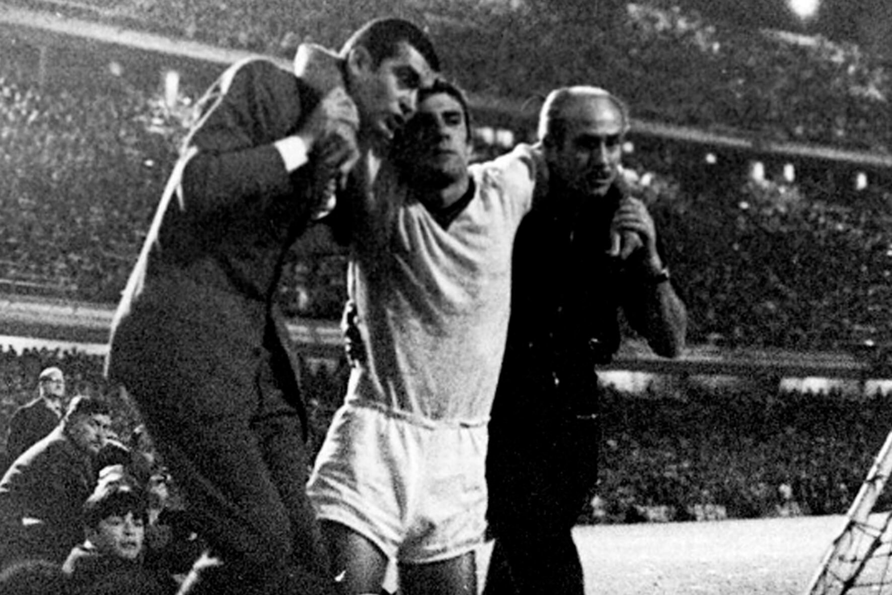 El partido bochornoso entre Estudiantes y Milan en la cancha de Boca.