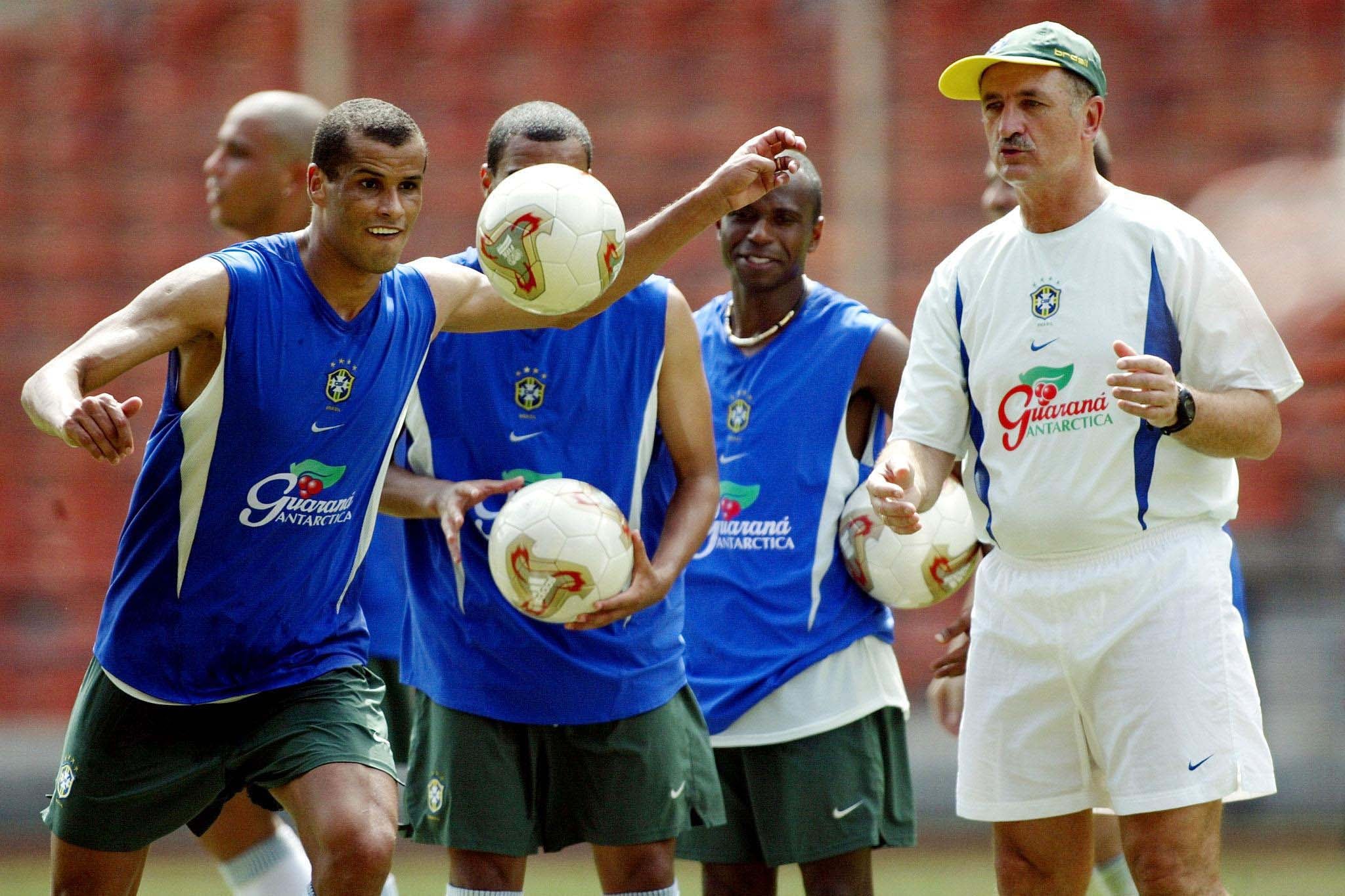 Scolari, Rivaldo y la icónica Fevernova, durante la pretemporada que Brasil hizo en Malasia para el Mundial 2002