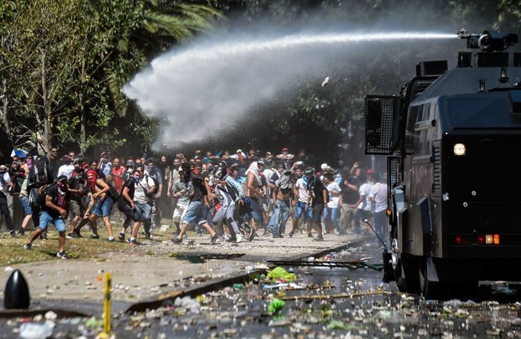 Un camión hidrante embiste a los manifestantes frente al Congreso.