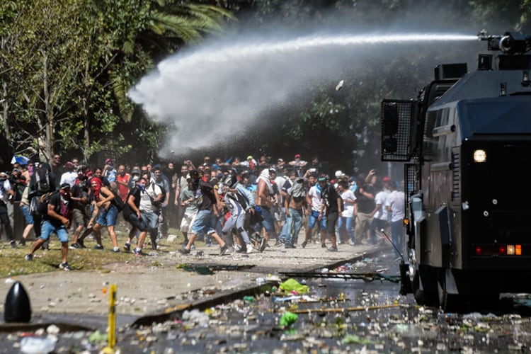 Un camión hidrante embiste a los manifestantes frente al Congreso.
