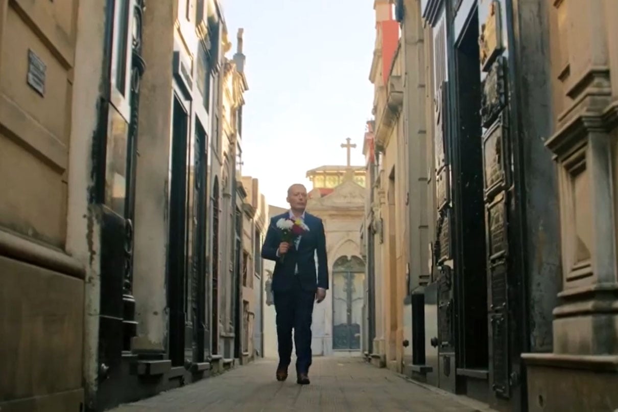 Fernando Gray a punto de depositar las flores en el panteón donde descansan los restos de Evita.