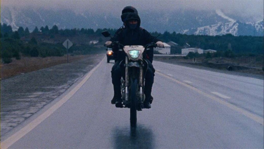 Dos misteriosos motociclistas se dirigen desde la periferia de Bariloche al cerro Catedral. 