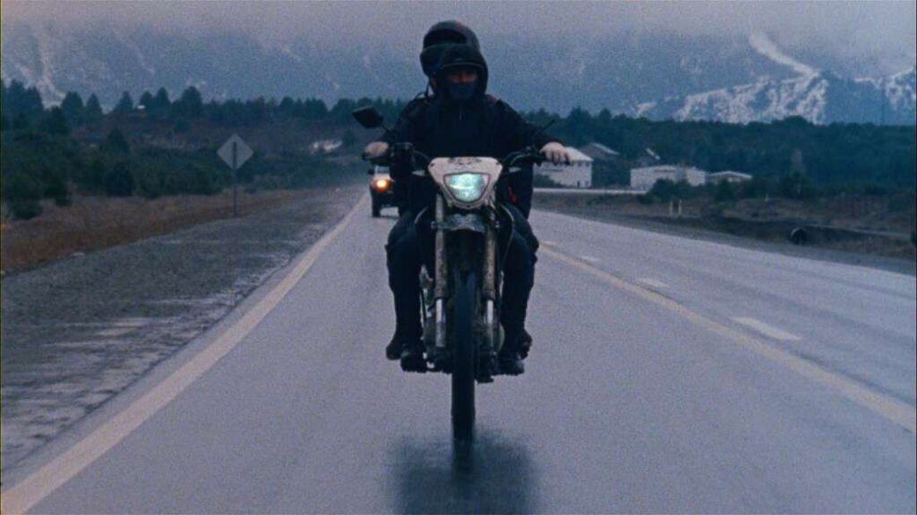 Dos misteriosos motociclistas se dirigen desde la periferia de Bariloche al cerro Catedral.