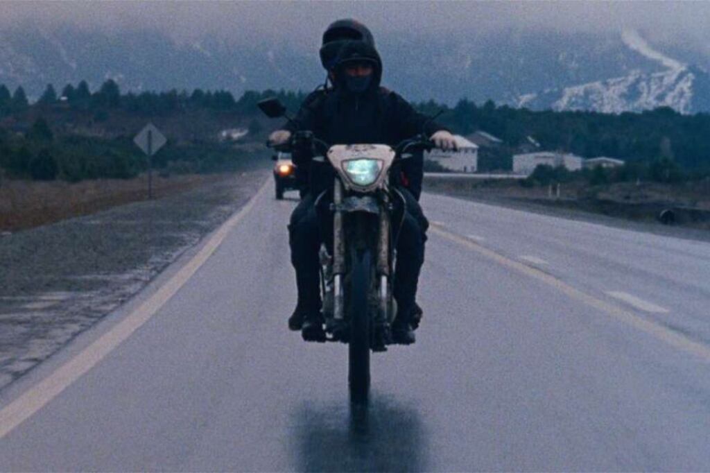 Dos misteriosos motociclistas se dirigen desde la periferia de Bariloche al cerro Catedral.