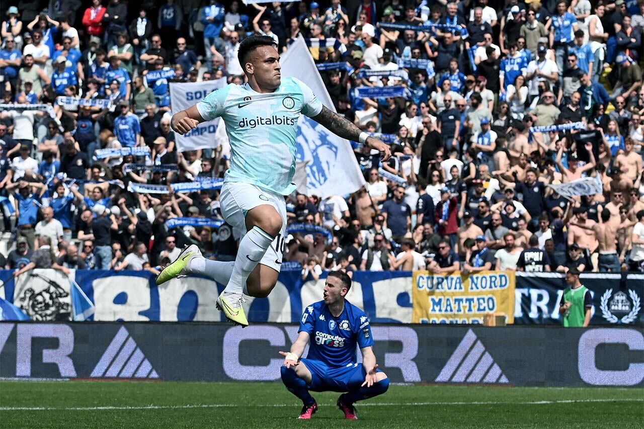 Lautaro Martínez festeja el tercero del Inter: es el segundo goleador de la Serie A con 15 tantos