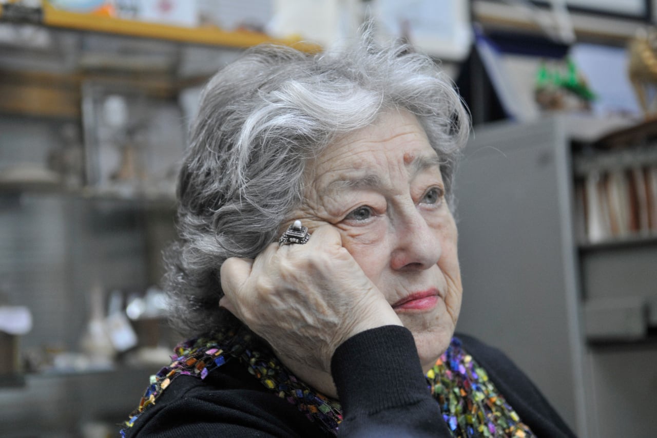 La Asociación Madres de Plaza de Mayo denunció que durante el "banderazo" contra la expropiación de Vicentin atacaron a los pañuelos blancos pintados en la Plaza de Mayo, alrededor de la pirámide en torno de la que marchan cada jueves desde hace 40 años.