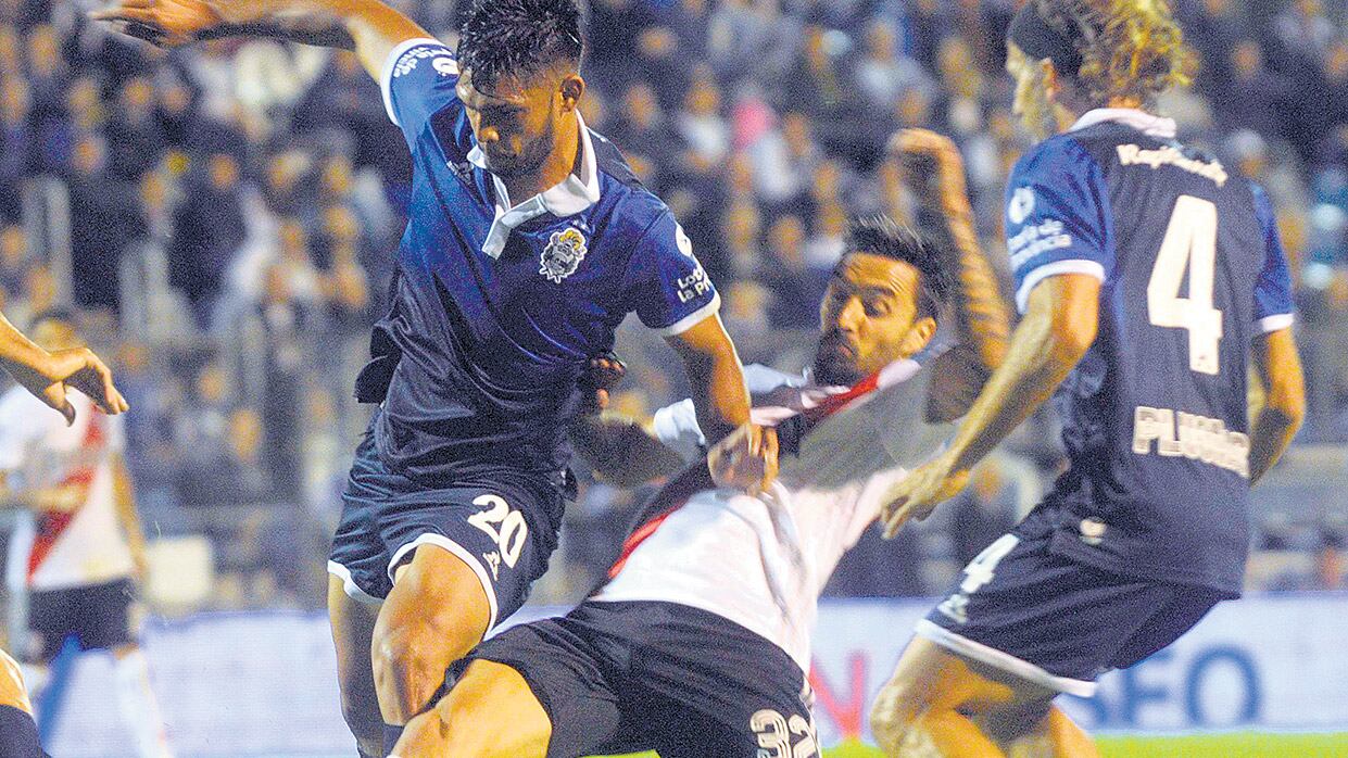 Gimnasia se junta para festejar el triunfo, que llegó cuando se jugaba el primer minuto del tiempo adicionado.