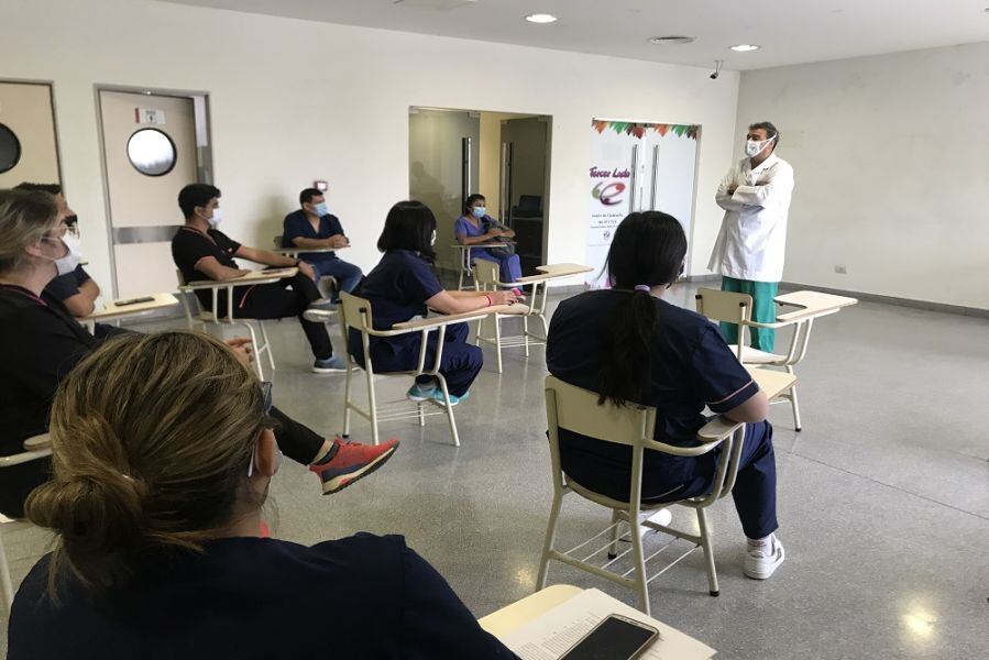 El gerente del Hospital Materno Infantil, en la recepción a 18 residentes médicos 