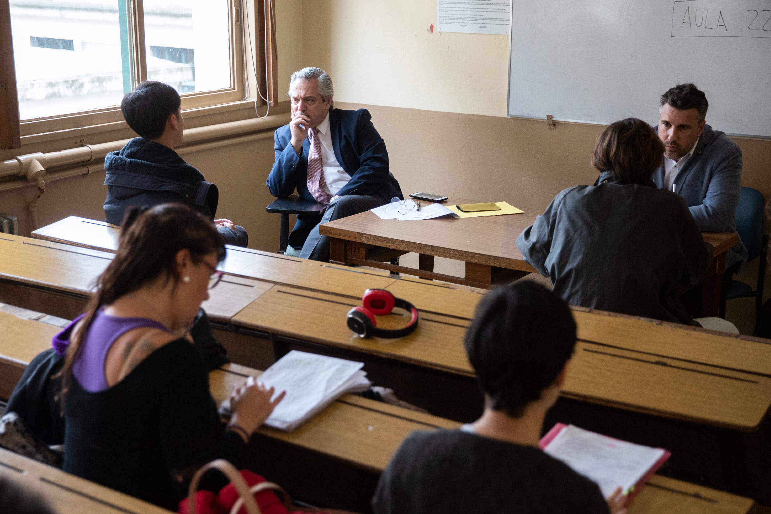 Alberto Fernández arrancó el día tomando clases en la facultad.