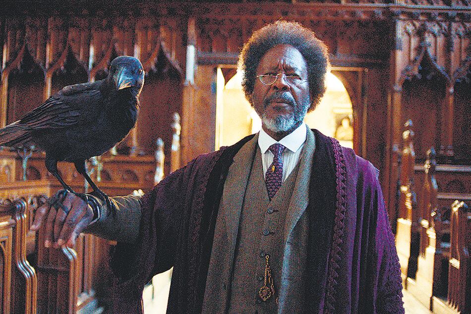 El Maestro del Jordan College es interpretado por Clarke Peters. 