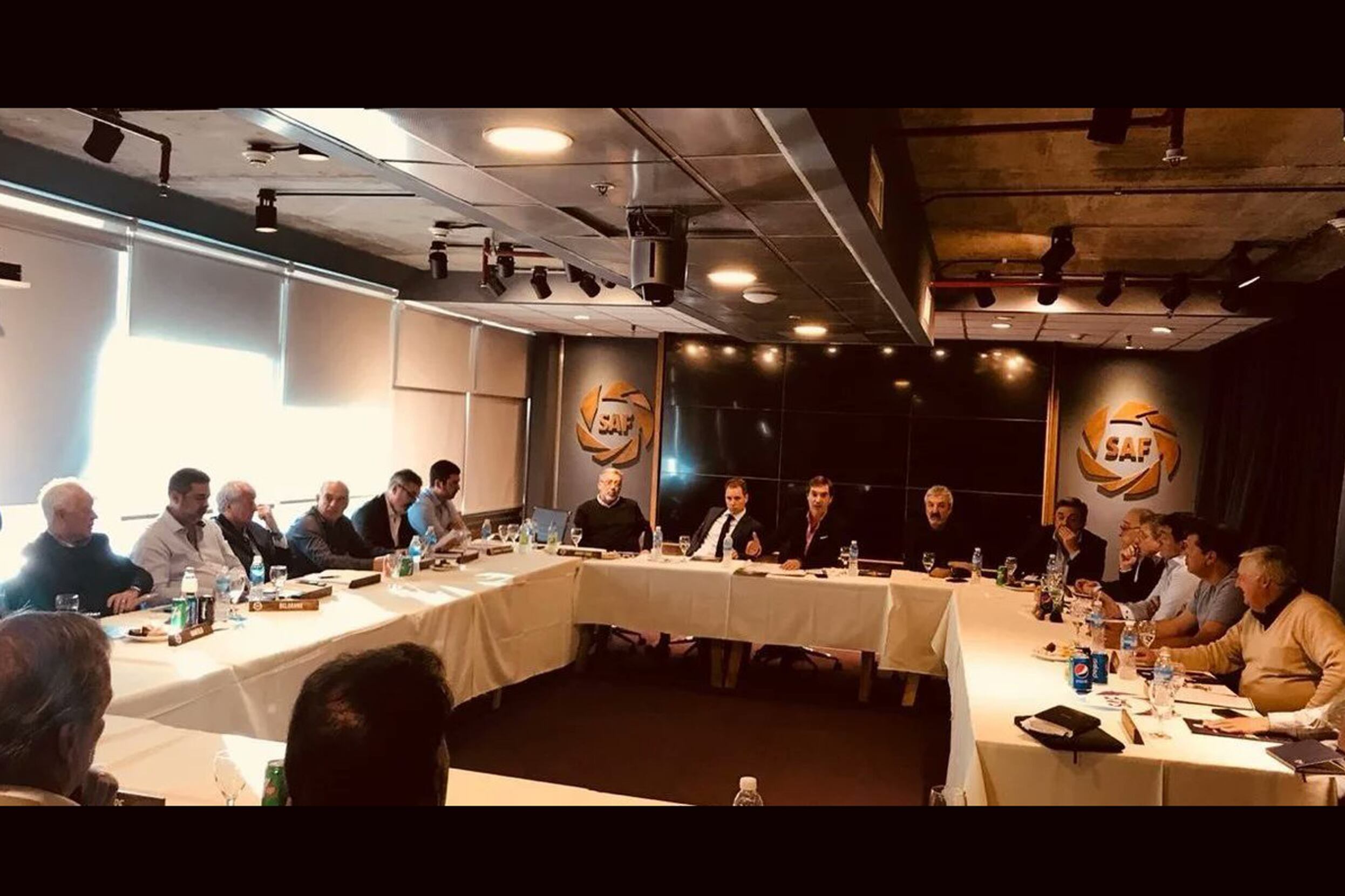 Los dirigentes reunidos en la SAF, antes de la votación.