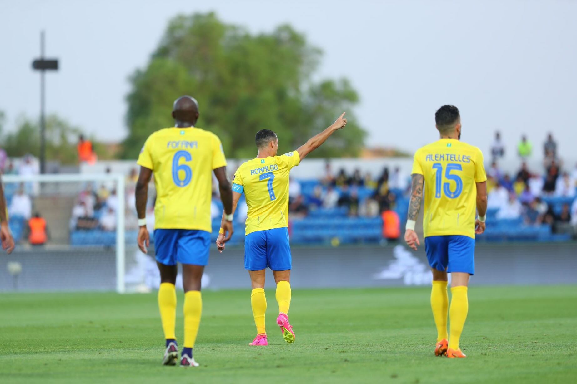 Cristiano Ronaldo dedica uno de sus goles. Lo acompañan dos de los refuerzos