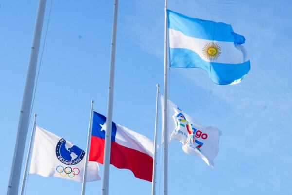 La bandera argentina en la Villa Panamericana