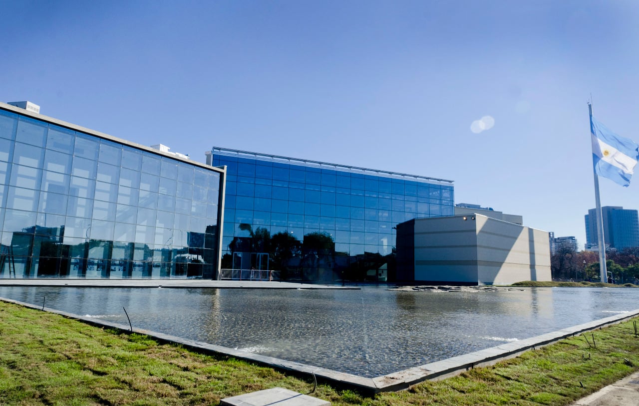 El Museo Malvinas fue inaugurado el 10 de junio de 2014 y Alberto Fernández designó cuando asumió a Edgardo Esteban.