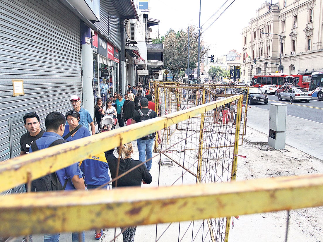 Las obras sobre Pueyrredón comenzaron horas después de echados los vendedores callejeros.