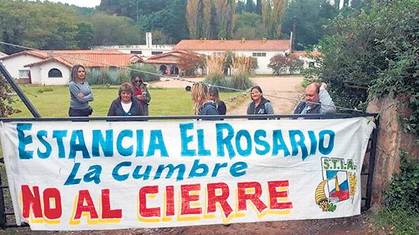 Los trabajadores despedidos sostienen que la empresa debe “varios meses de sueldos y aguinaldos”.