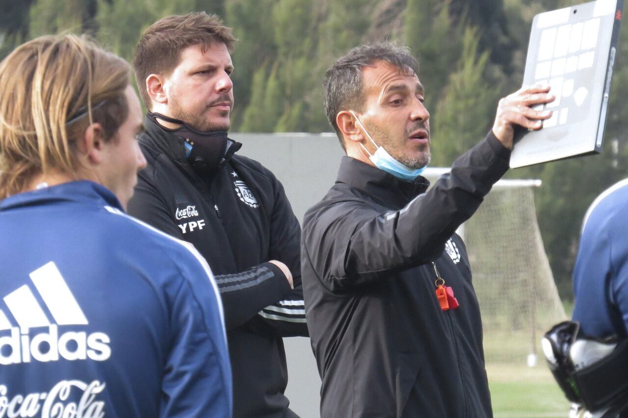 Bocha Batista, habla con sus dirigidos en Ezeiza.